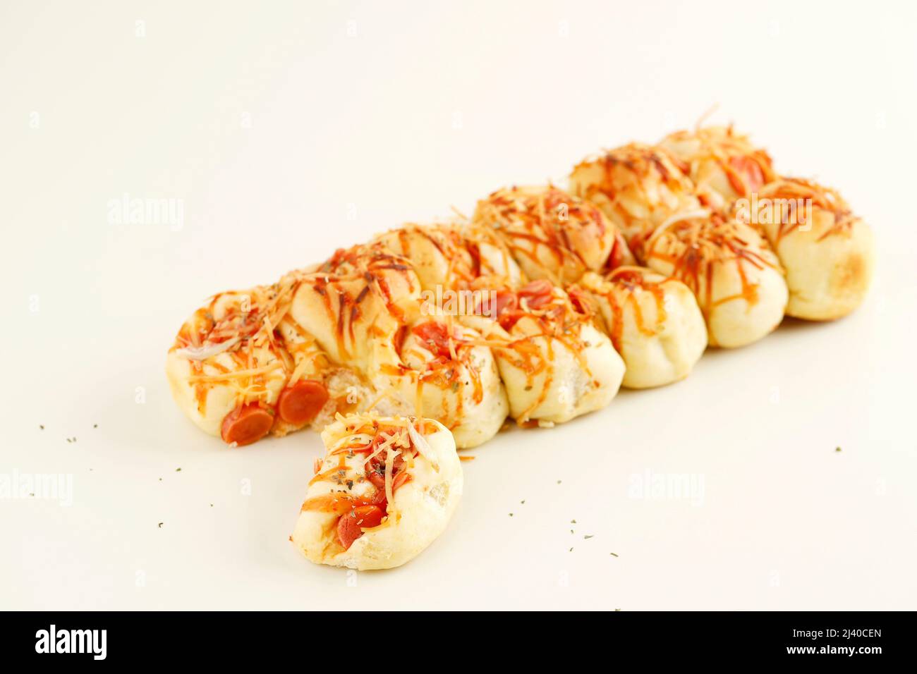 Pain à emporter avec pizza maison avec fromage et saucisse, espace de texte, recette ou publicité Banque D'Images