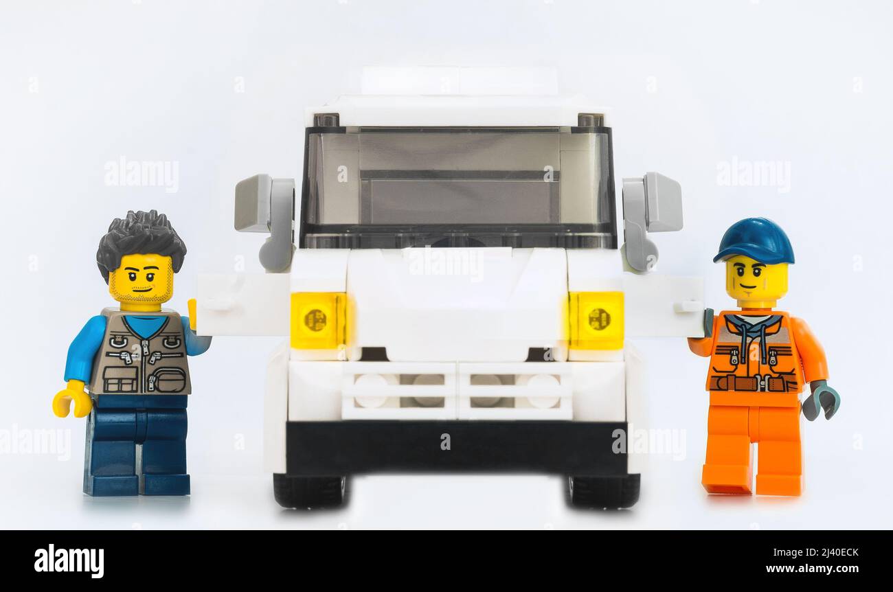 2021 : constructeur LEGO, série City. Les chauffeurs de camion sont en position de repos Banque D'Images