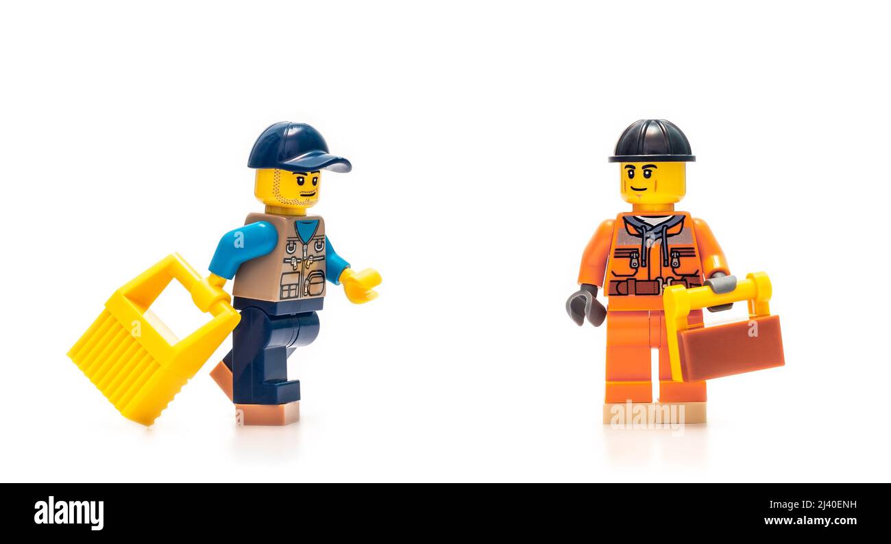 2021: LEGO constructeur personnages sur blanc, technicien mécanicien de réparation hommes Banque D'Images