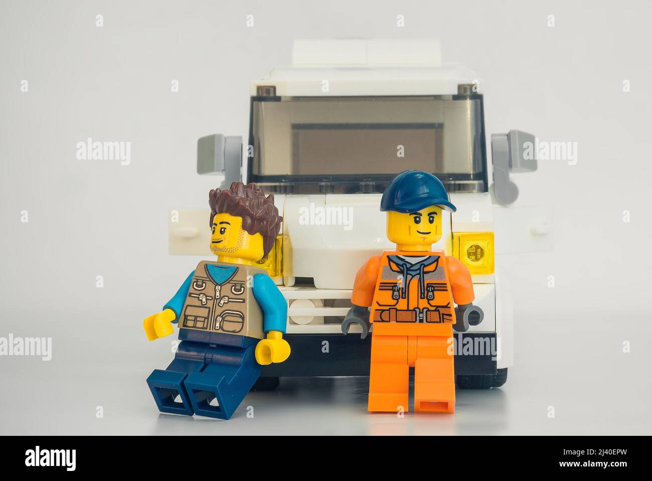 2021 : constructeur LEGO, série City. Les chauffeurs de camion sont en position de repos Banque D'Images
