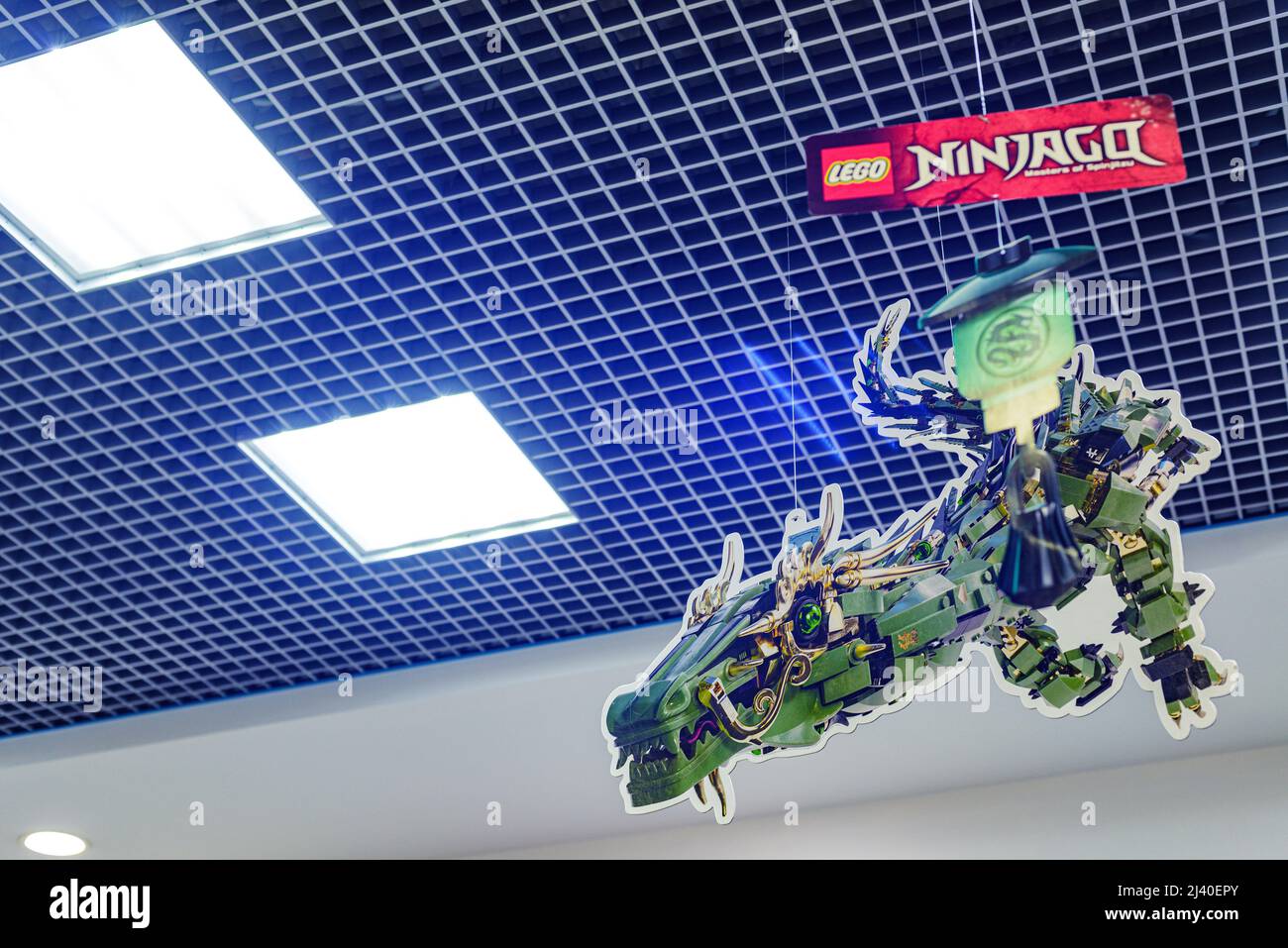 2021: LEGO Ninjago publicité décorative Dragon suspendu dans magasin de jouets Banque D'Images