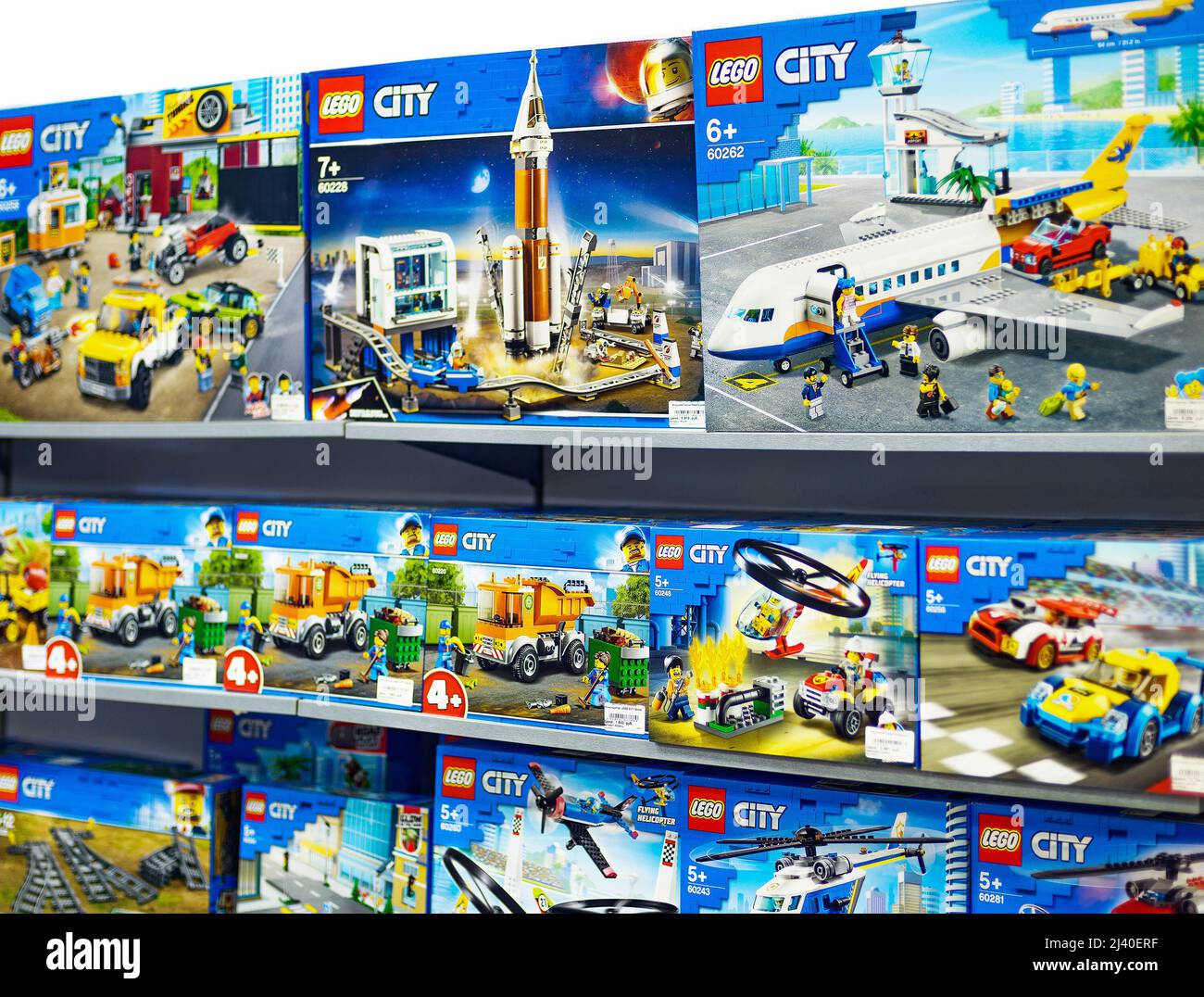 2021: Rayonnages avec les constructeurs Lego de la série City Banque D'Images
