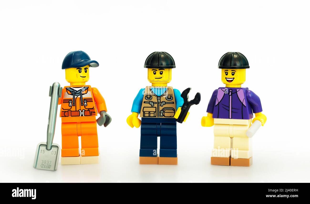 2021: LEGO constructeur personnages sur blanc, technicien mécanicien de réparation hommes Banque D'Images