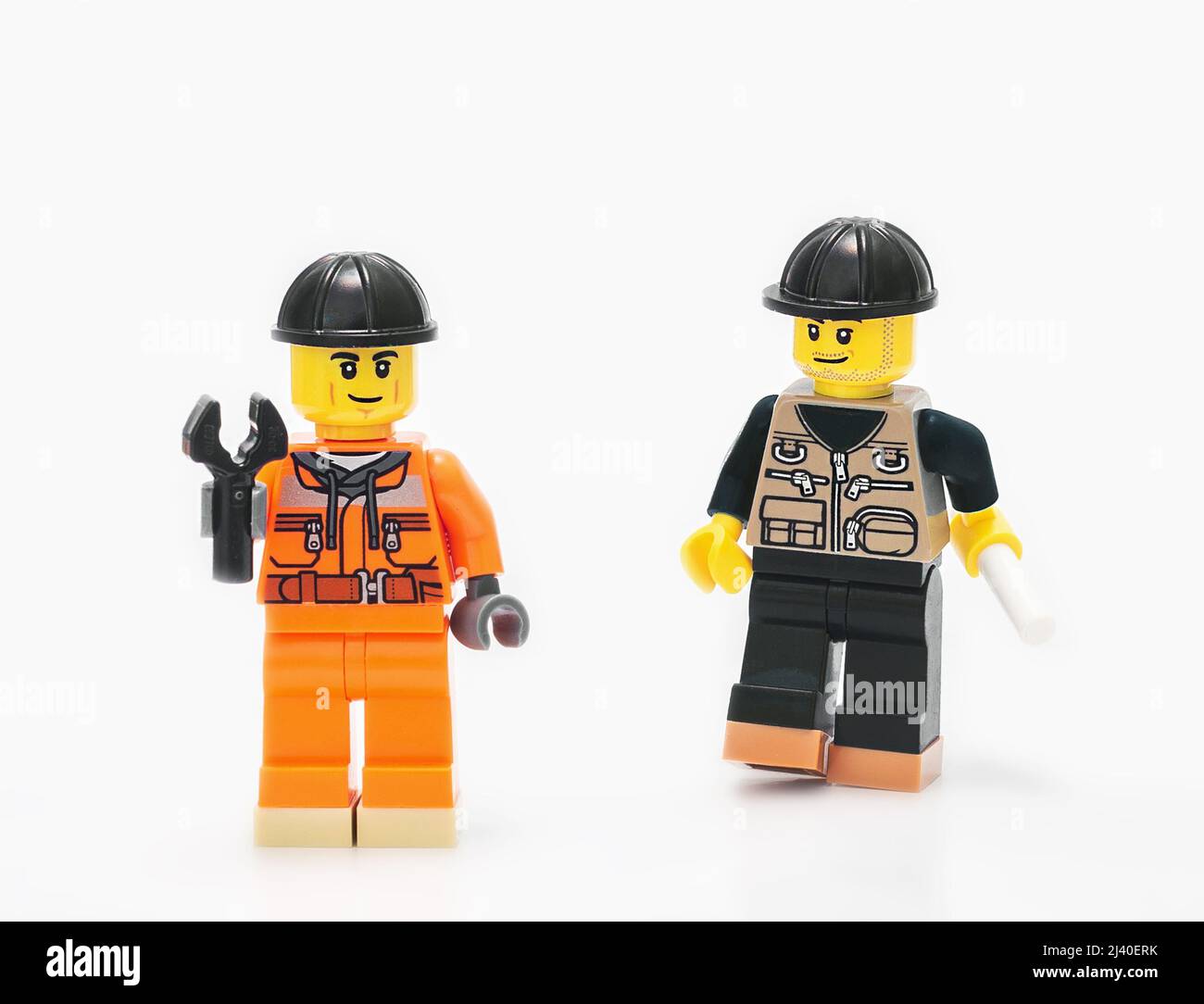 2021: LEGO constructeur personnages sur blanc, technicien mécanicien de réparation hommes Banque D'Images