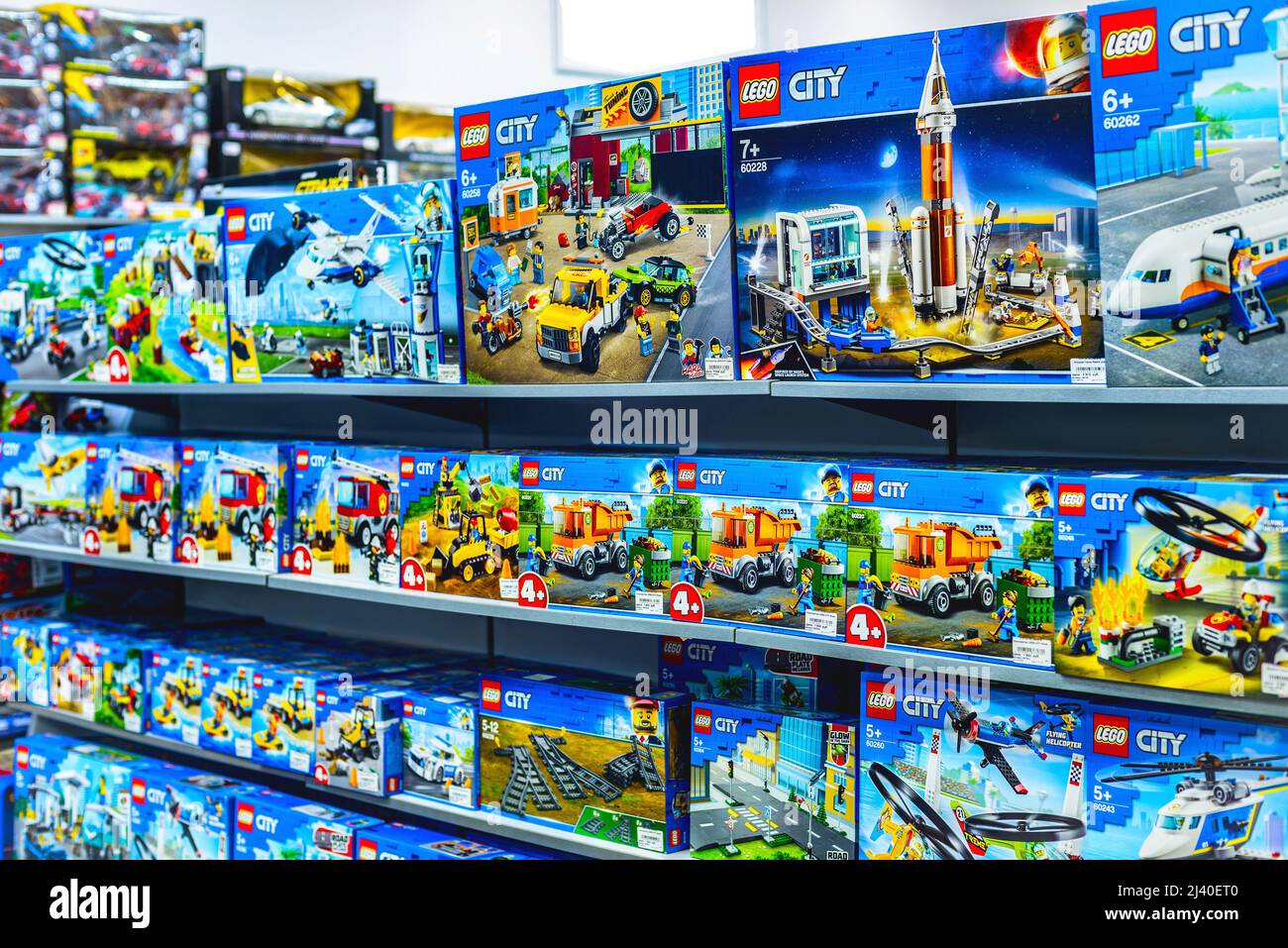 2021: Rayonnages avec les constructeurs Lego de la série City Banque D'Images