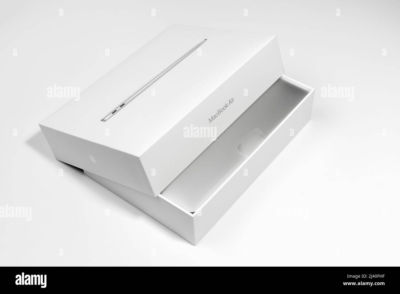 Saratov, Russie - 26 février 2022 : emballage ouvert du nouveau MacBook Air 13 pouces argenté avec processeur M1, déballage topview, fond blanc Banque D'Images