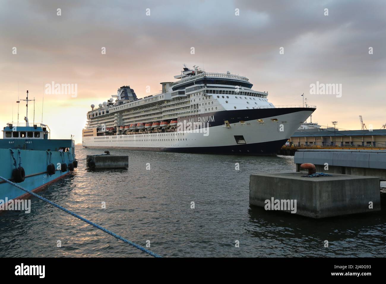 Navire de croisière Celebrity Millennium illuminé amarré dans le port de la baie de Manille, Philippines tourisme, croisières premium Asie Pacifique, grues portuaires, port Banque D'Images
