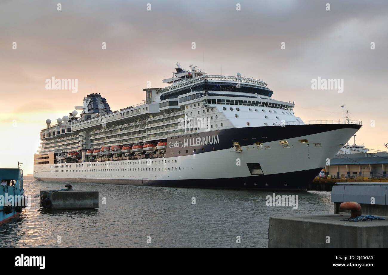 Navire de croisière Celebrity Millennium illuminé amarré dans le port de la baie de Manille, Philippines tourisme, croisières premium Asie Pacifique, grues portuaires, port Banque D'Images
