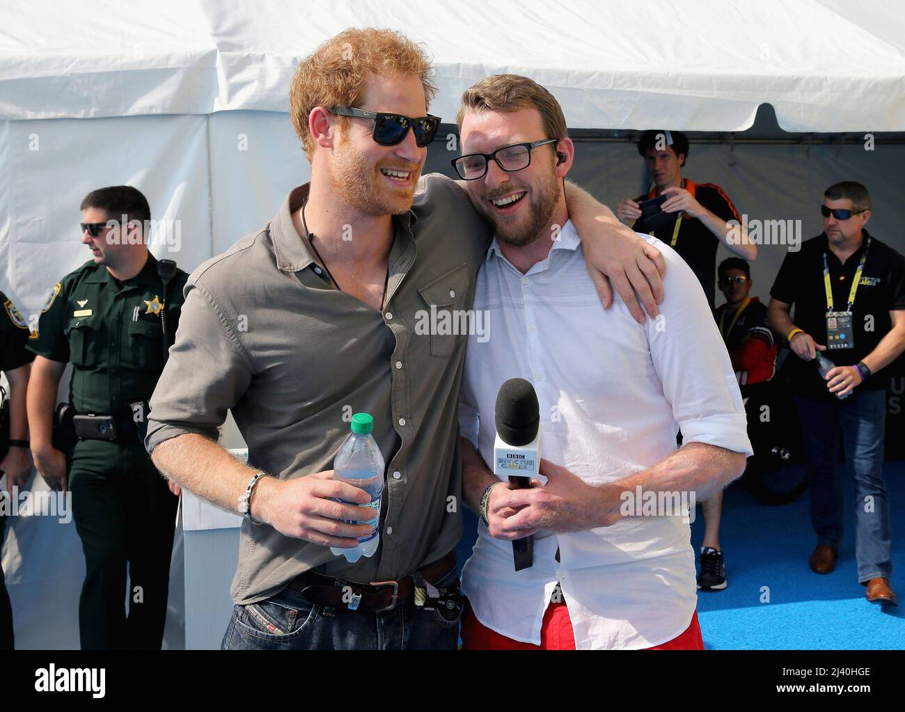 Photo du dossier datée du 11/05/16, de Prince Harry (à gauche), parlant à JJ Chalmers lors des Invictus Games 2016 à ESPN Wide World of Sports à Orlando, en Floride. Date de publication : lundi 11 avril 2022. Banque D'Images