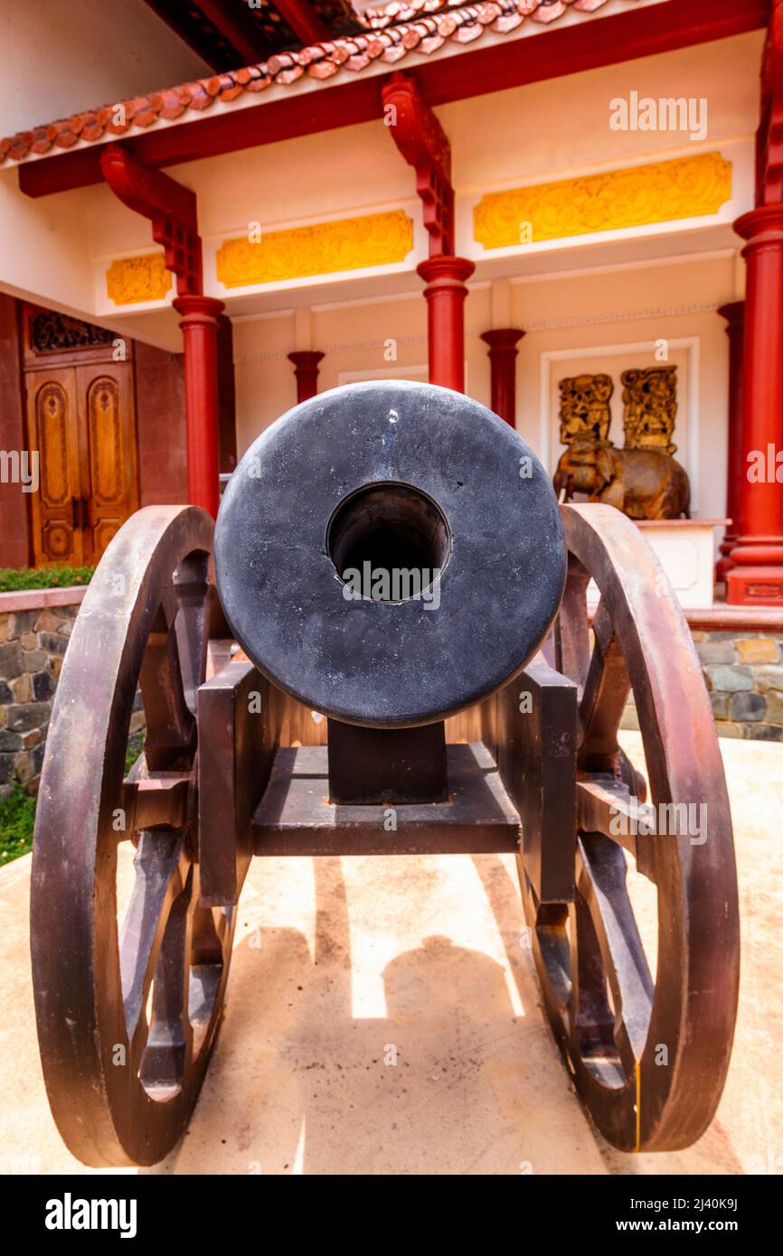 Un Canon qui regarde le canon devant le musée Quang Trung. Banque D'Images