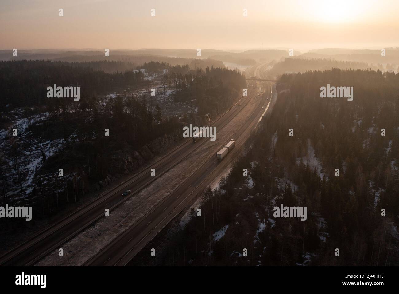 Circulation sur autoroute en début de matinée au printemps en Finlande Banque D'Images