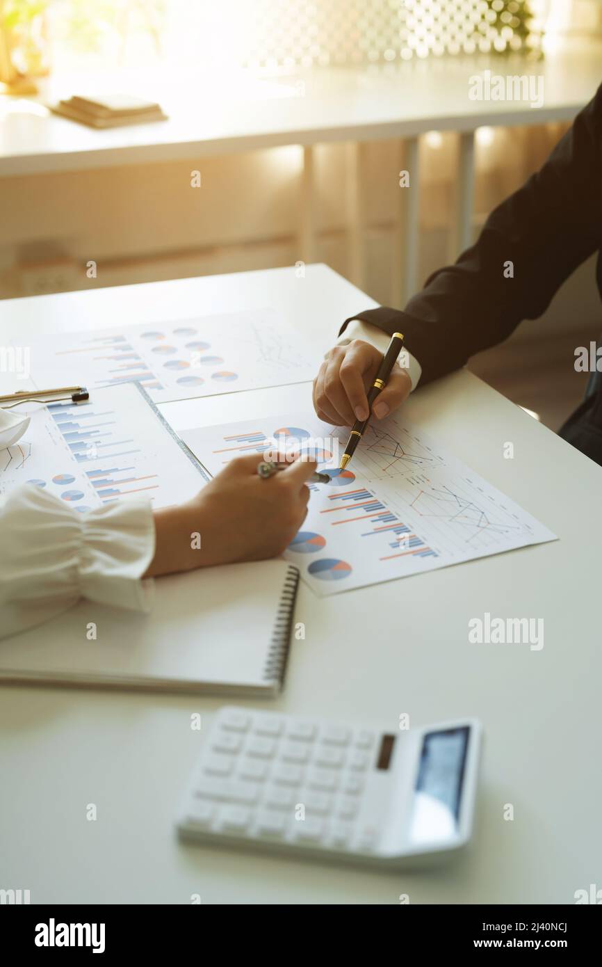 Les gens d'affaires se rencontrent et travaillent avec le rapport financier, parlant de plan d'affaires pour l'investissement, le concept d'analyse financière Banque D'Images