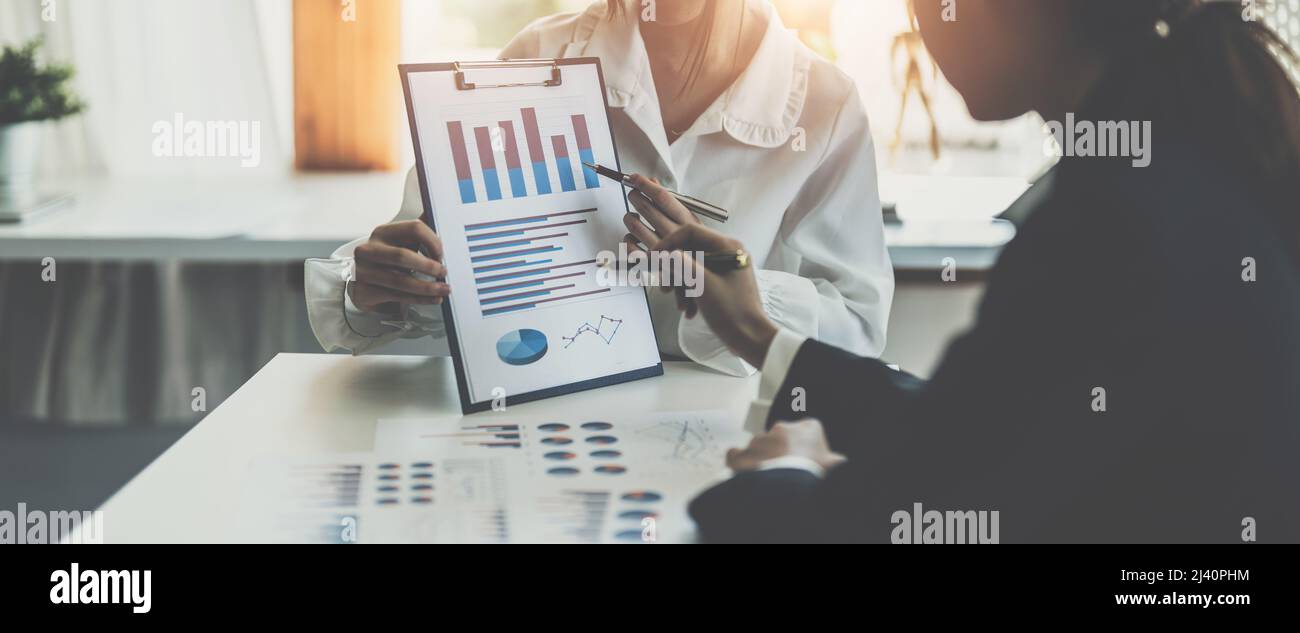 Réunion d'homme d'affaires et présentation d'un rapport financier, parler de plan d'affaires pour l'investissement, conseiller d'affaires concept d'analyse financière Banque D'Images