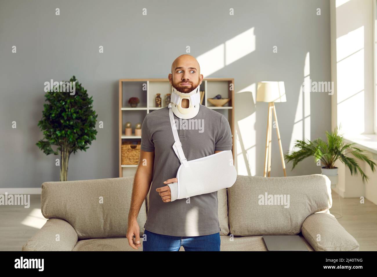Homme malwell avec des bandages sur le bras et le cou Banque D'Images