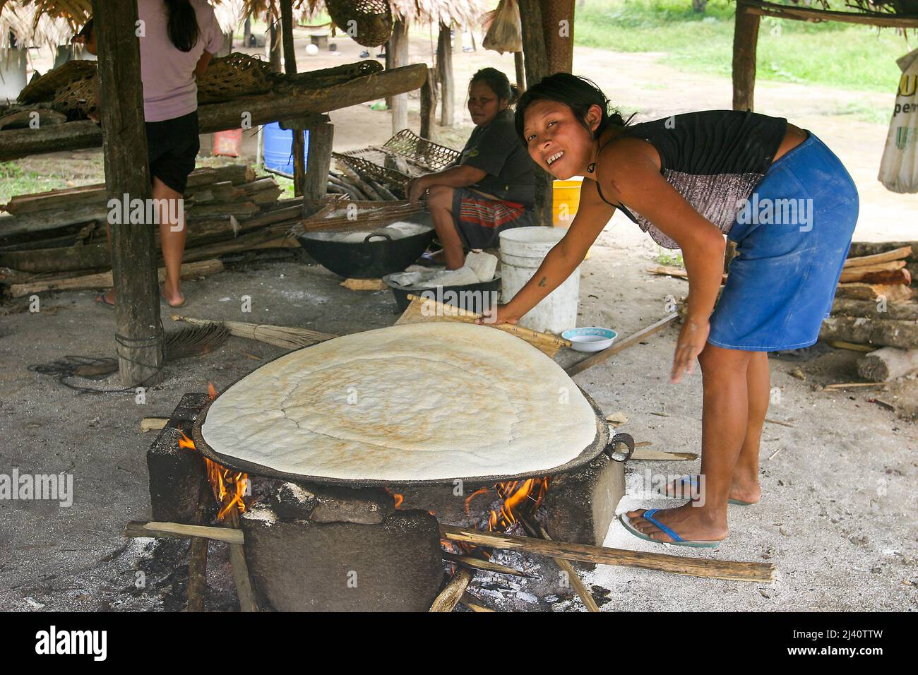 Surinam, une femme prépare du pain ou un gâteau au manioc dans la cuisine de sa maison à Tepu, une tribu Trio, village indien en Amazonie. Banque D'Images