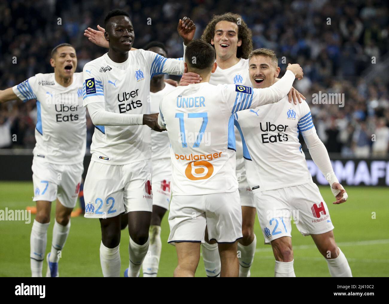 Cengiz Under de Marseille #17 célèbre son but sur un coup de pied de pénalité avec Amine Harit, Pape Gueye, Matteo Guendouzi, Valentin Rongier lors du championnat français Ligue 1 match de football entre Olympique de Marseille (OM) et HSC Montpellier (MHSC) le 10 avril 2022 au Stade Vélodrome de Marseille, France - photo : Jean Catuffe/DPPI/LiveMedia Banque D'Images