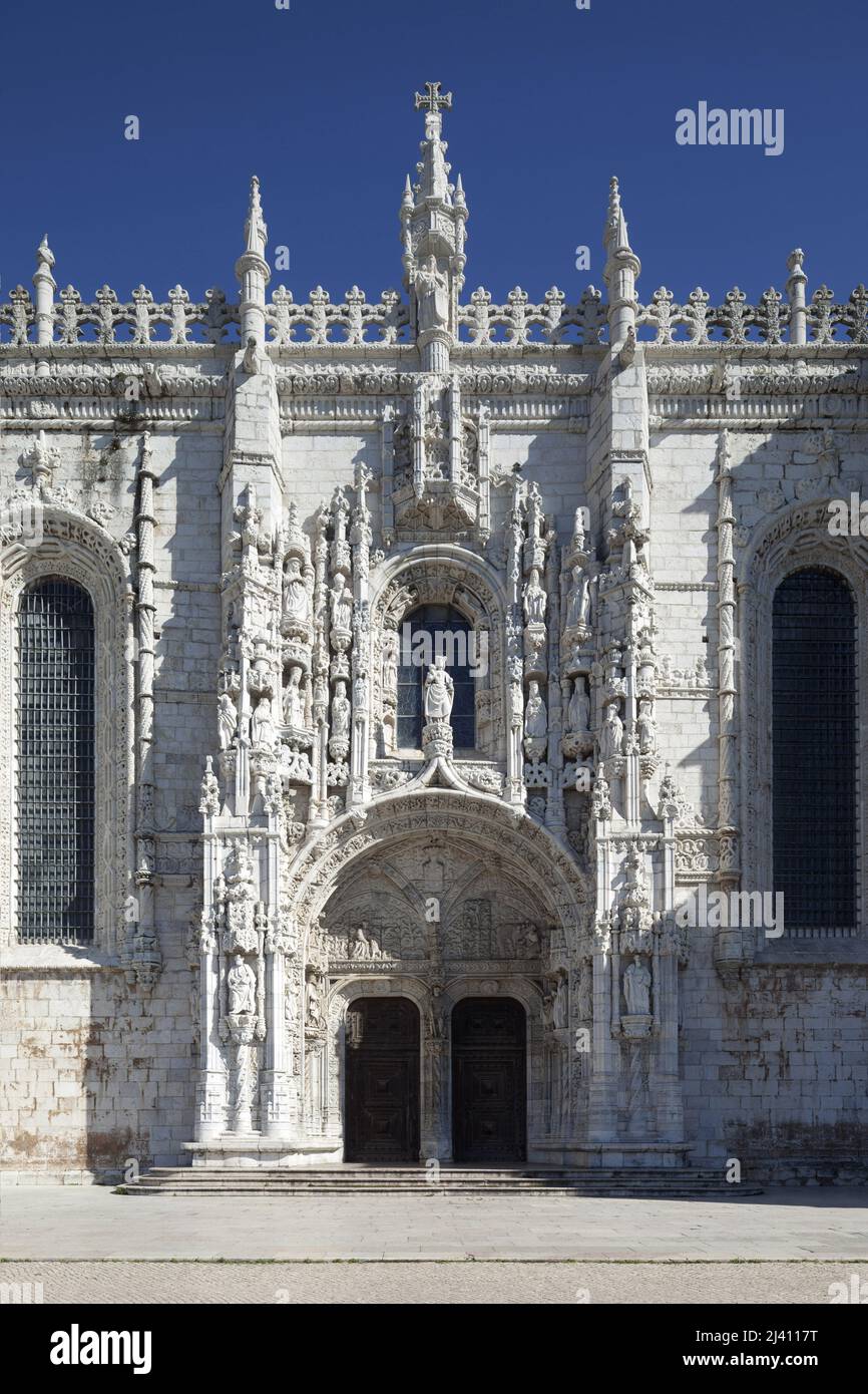 Vue sur le portail sud de l’eglise Sainte Marie du monastère des Hieronymites (Mosteiro dos Jeronimos), place dans le quartier de Belem a Lisbonne, dont le chantier de l’ensemble monumental voulu par le roi Manuel 1er du Portugal (1469-1521) ao te en 1502, le portail est le condo par Jotilho de Castilcu (vers 1470-vers 1552), dont le tympan represente la vie de Saint Jérôme, l’ensemble est inscrit sur la liste du patrimoine mondial de l’UNESCO en 1983. Architecture religieuse de style manuelin dont les inspirations sont les arts romains, gothique et mauresque. Lisbonne, Portugal. Banque D'Images