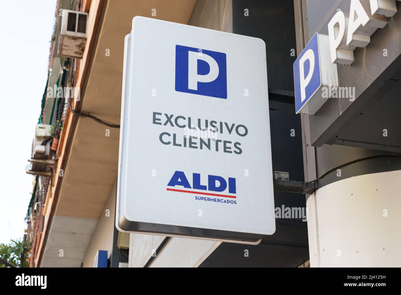VALENCIA, ESPAGNE - 07 AVRIL 2022: Aldi est une chaîne de supermarchés à prix réduit avec plus de 10 000 magasins Banque D'Images