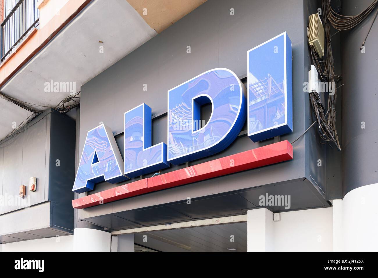 VALENCIA, ESPAGNE - 07 AVRIL 2022: Aldi est une chaîne de supermarchés à prix réduit avec plus de 10 000 magasins Banque D'Images