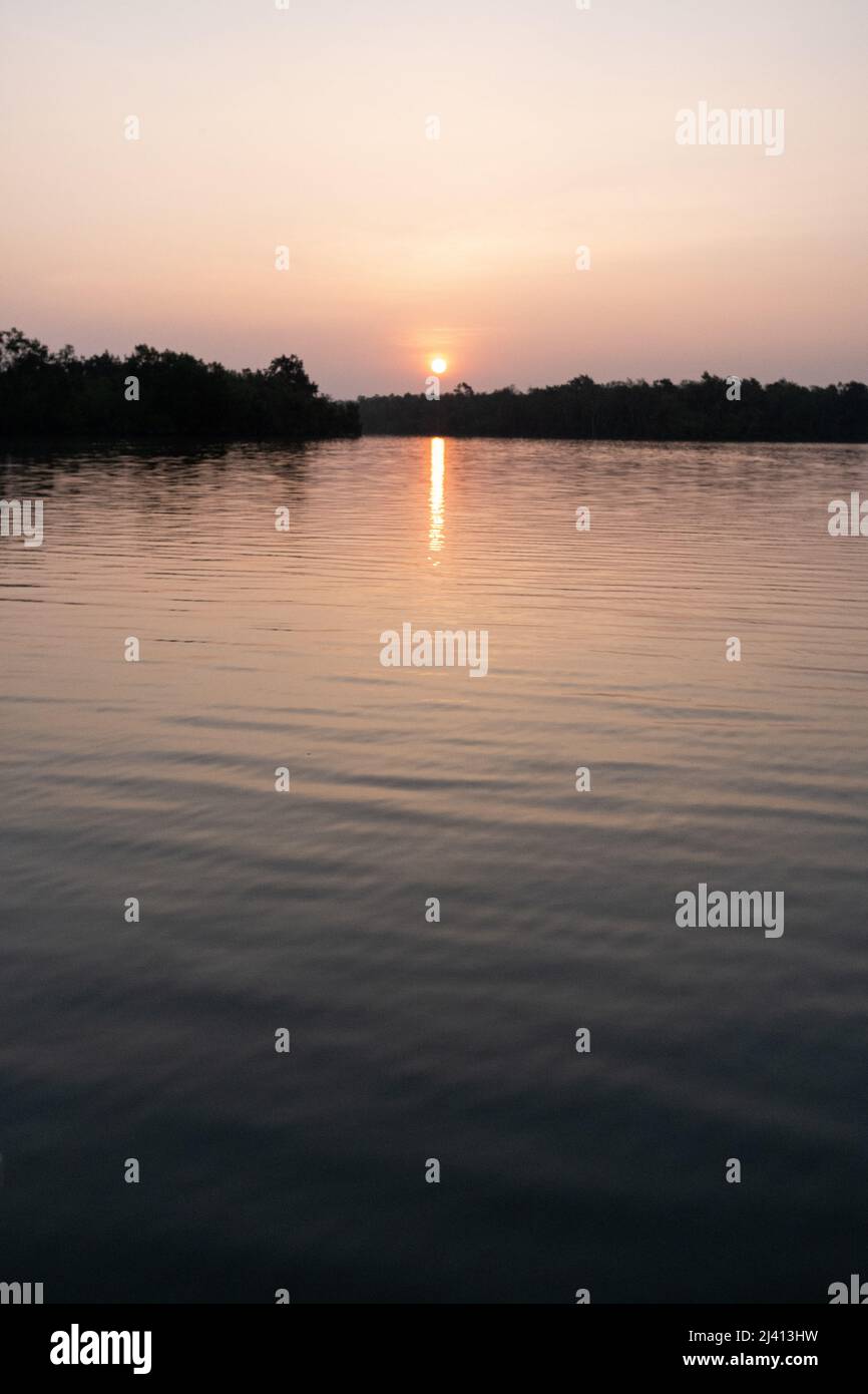 Bangladesh, Sundarban, 2021-10-30. Rapport à bord du bateau de Rubayath et d'Elizabeth sur les Sundarbans, une région constituée d'innombrables armes et canaux de Banque D'Images