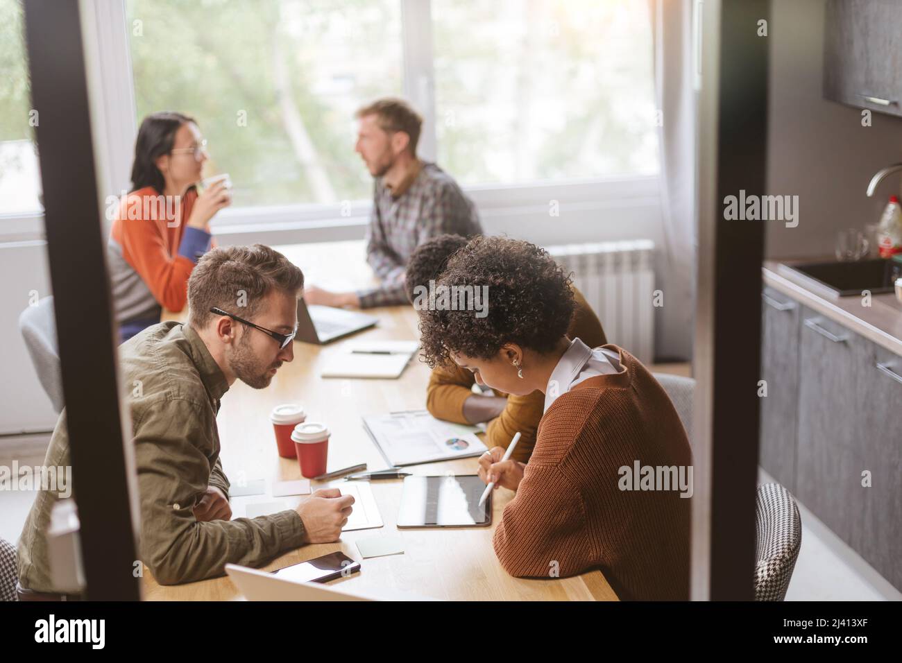 les personnes en voyage d'affaires travaillent dans un centre de travail avec collègues. Banque D'Images