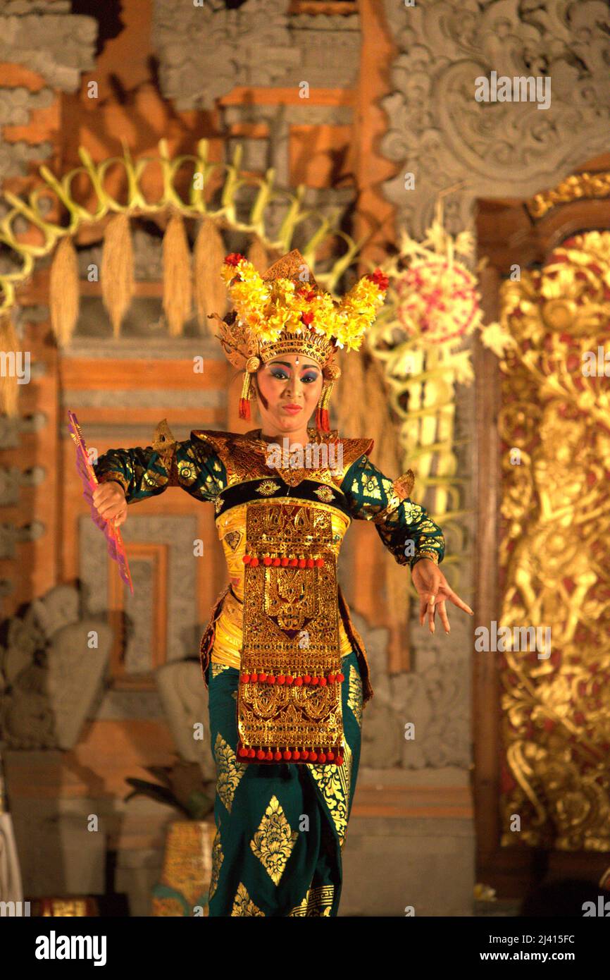 Danseuse traditionnelle balinaise de legong lors d'un spectacle au Palais Royal d'Ubud, Bali, Indonésie. Généralement, le legong dure environ 1,5 heures (avec également le danseur de masque de Barong) est l'un des principaux spectacles d'Ubud qui seraient toujours remplis de spectateurs pendant la haute saison. Banque D'Images