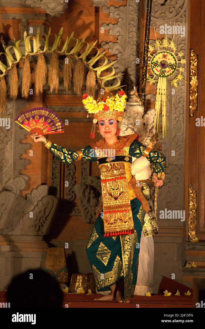 Danseuse traditionnelle balinaise de legong lors d'un spectacle au Palais Royal d'Ubud, Bali, Indonésie. Généralement, le legong dure environ 1,5 heures (avec également le danseur de masque de Barong) est l'un des principaux spectacles d'Ubud qui seraient toujours remplis de spectateurs pendant la haute saison. Banque D'Images