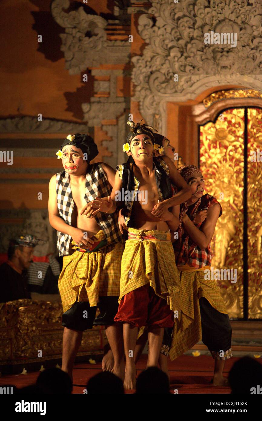 Personnages clown connus localement sous le nom de 'punokawan' lors d'un spectacle de danse traditionnel balinais de legong et de barong au Palais Royal à Ubud, Bali, Indonésie. Généralement, le legong dure environ 1,5 heures (avec également le danseur de masque de Barong) est l'un des principaux spectacles d'Ubud qui seraient toujours remplis de spectateurs pendant la haute saison. Banque D'Images