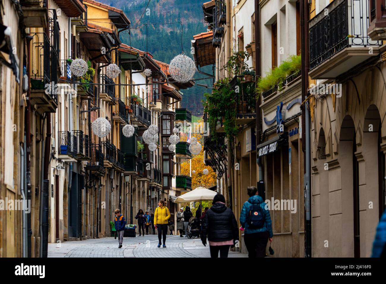 ONATI, ESPAGNE-8 DÉCEMBRE 2021 : personnes marchant dans la rue entre le vieux bâtiment en Espagne. Voyage en Espagne. Ville près de la montagne. Voyage en Europe Banque D'Images