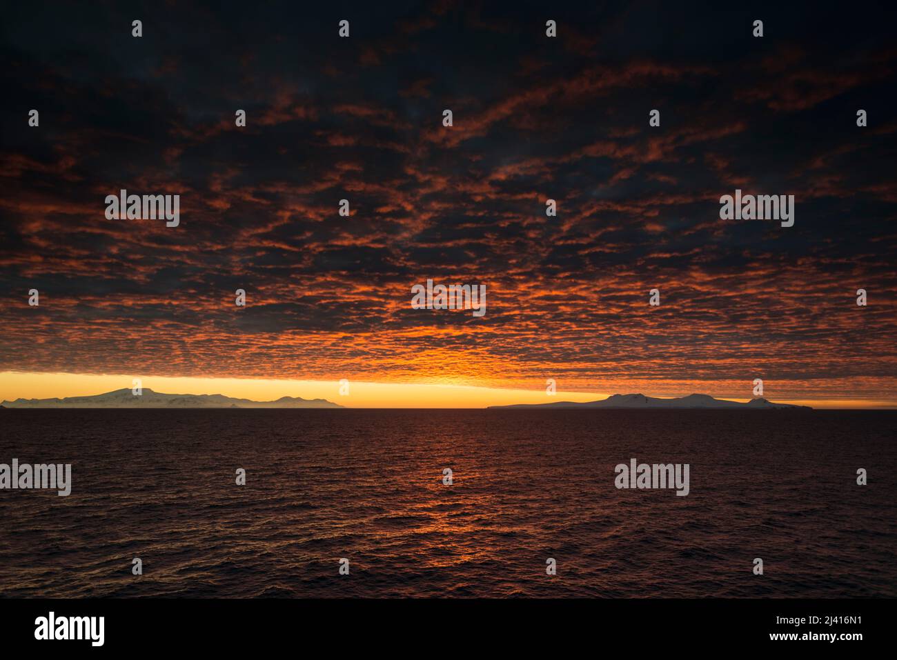Croisière au coucher du soleil ! Direction nord depuis l'île Spert, vers les îles Shetland Sud. Antarctique Banque D'Images