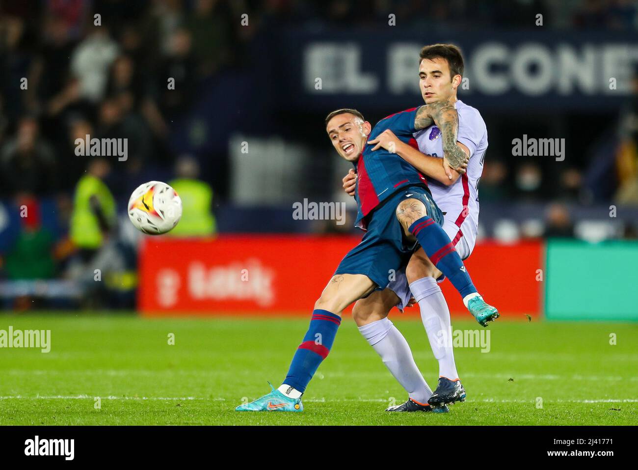 10 avril 2022, Valence, Espagne: Roger Marti de Levante UD et Eric Garcia du FC Barcelone pendant le championnat espagnol la Liga match de football entre Levante UD et FC Barcelone le 10 avril 2022 au stade Ciutat de Valencia à Valence, Espagne - photo Ivan Terron/DPPI/LiveMedia. (Credit image: © Ivan Ternon/LPS via ZUMA Press) Banque D'Images