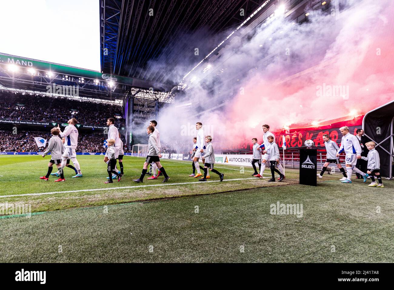 Copenhague, Danemark. 10th avril 2022. Les joueurs du FC Copenhague entrent sur le terrain pour le match Superliga 3F entre le FC Copenhague et le FC Midtjylland à Parken à Copenhague. (Crédit photo : Gonzales photo/Alamy Live News Banque D'Images