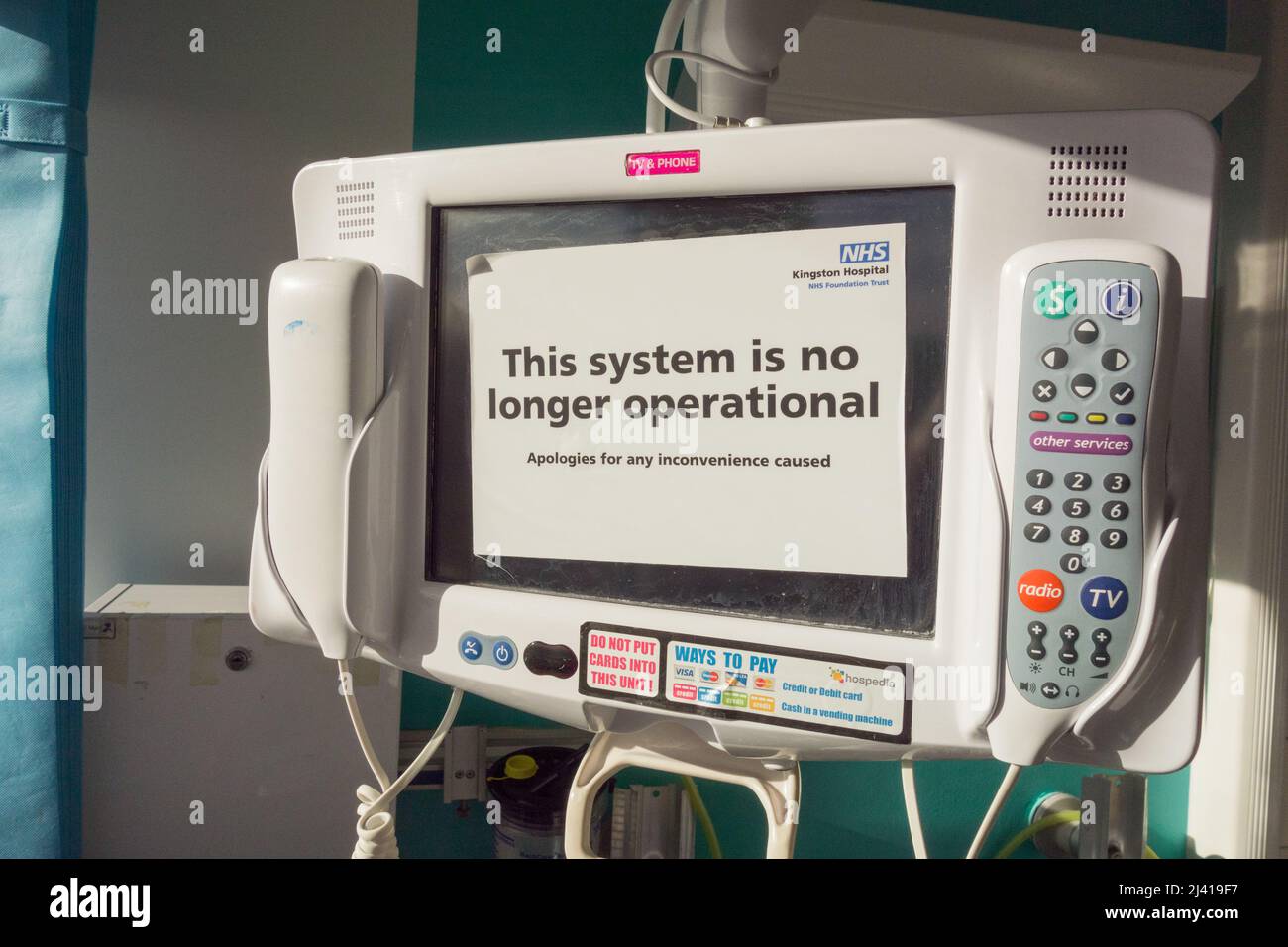 Gros plan d'un système de télévision, de téléphone et de divertissement Hospedia non opérationnel à l'hôpital de Kingston, Londres, Angleterre, Royaume-Uni Banque D'Images