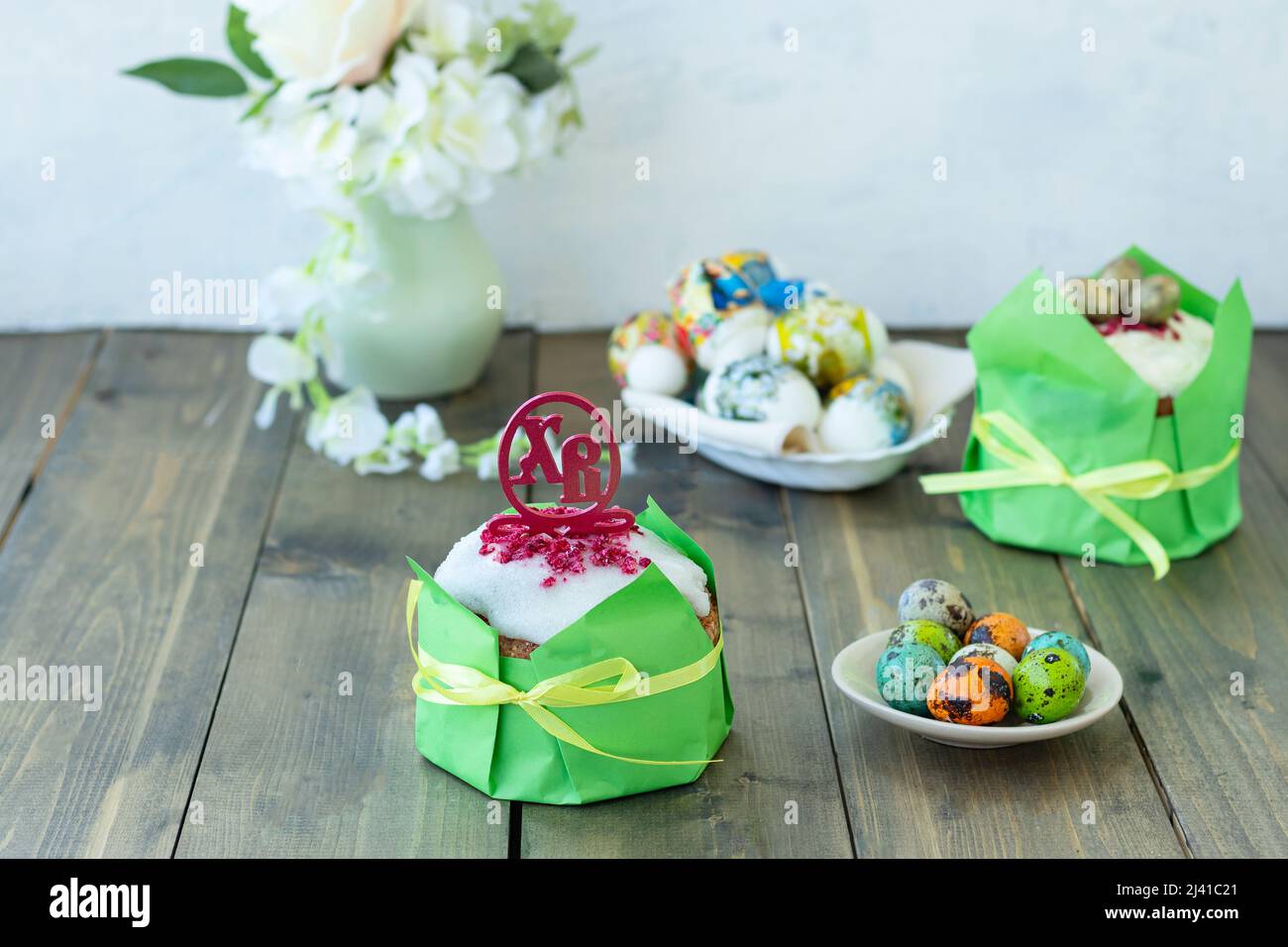 Table en bois de Pâques avec gâteaux de Pâques et œufs de couleur. Topper avec des lettres russes XB signifie que Christ est ressuscité. Concept joyeuses pâques. Attention douce Banque D'Images