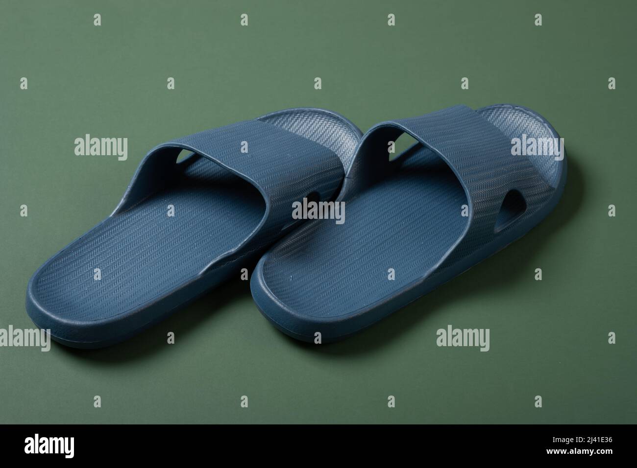 paire de chaussons en plastique bleu sur fond vert Photo Stock - Alamy