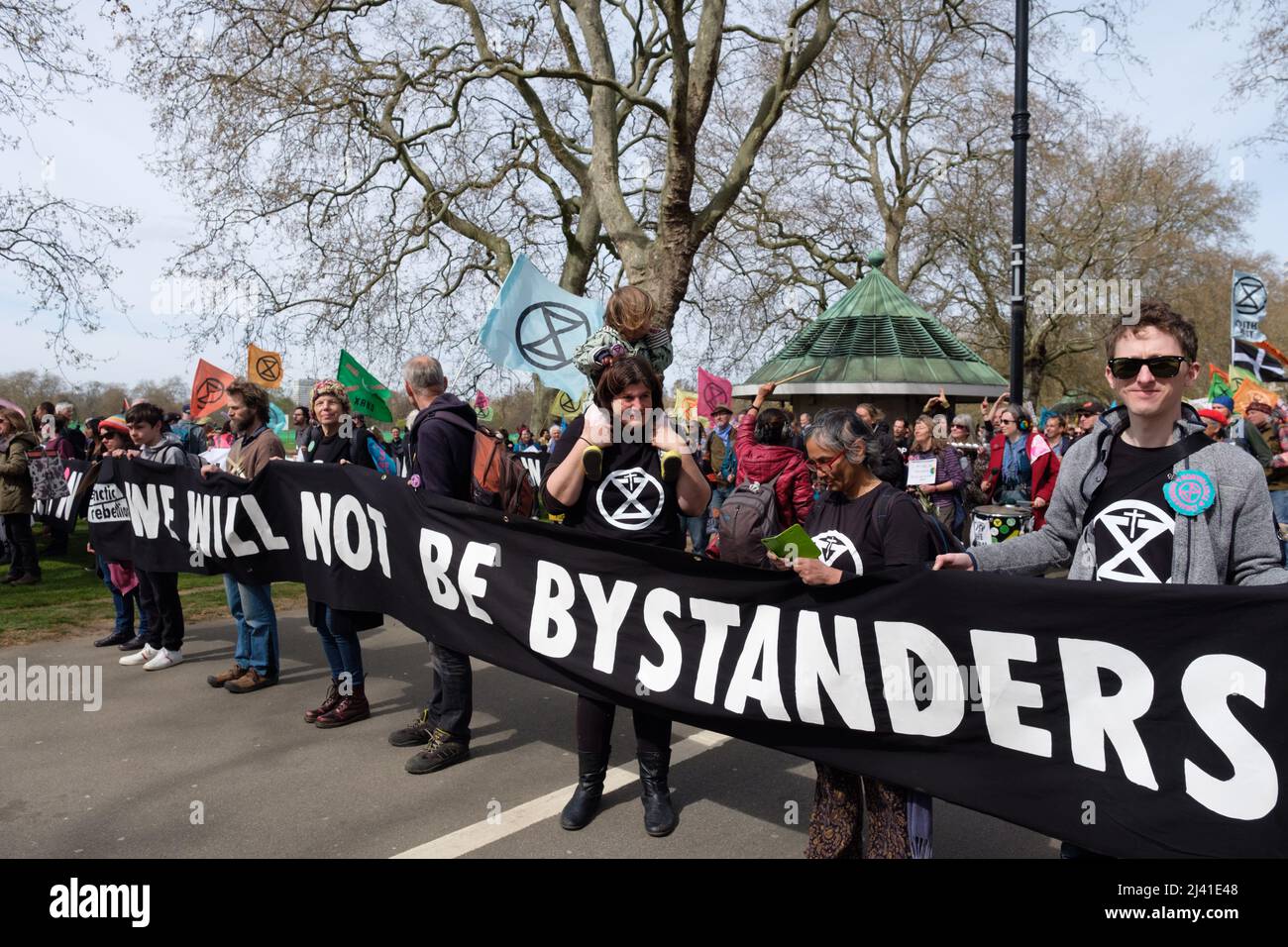 Londres, Royaume-Uni. 10th avril 2022. Les gens tiennent une bannière qui dit « nous ne serons pas des spectateurs ». Les militants de la rébellion de l'extinction (XR) se sont rassemblés à Hyde Park et ont défilé dans le centre de Londres, la division de mars en deux et le pont de Lambeth et le pont de Vauxhall ont été bloqués. Plusieurs personnes se sont collées sur la route à la jonction de Vauxhall et plusieurs arrestations ont été effectuées après. Crédit : Dan Pearson/Alamy Live News Banque D'Images