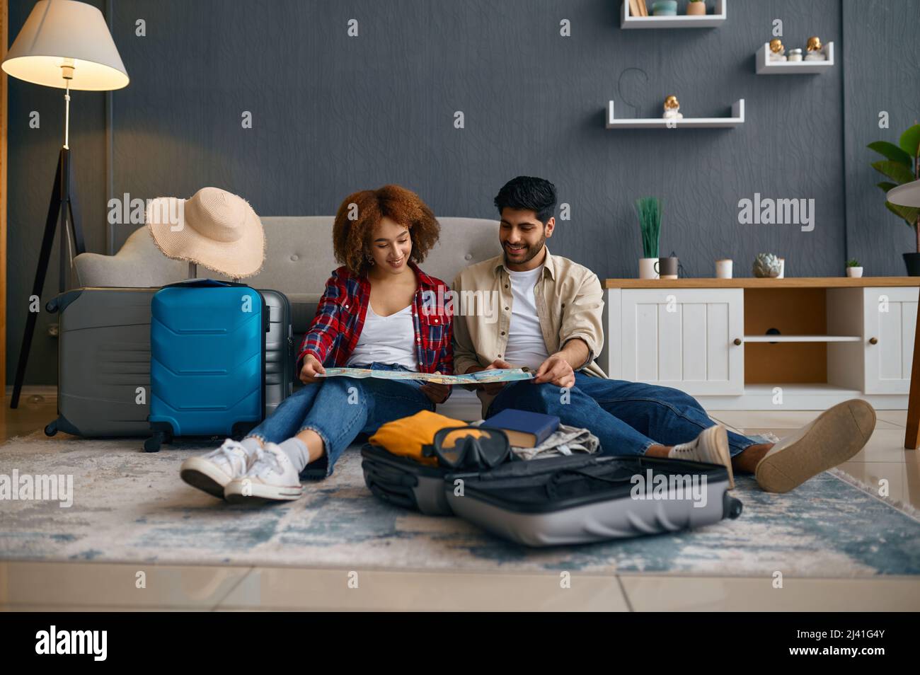 Couple planifiant une lune de miel avec carte Banque D'Images