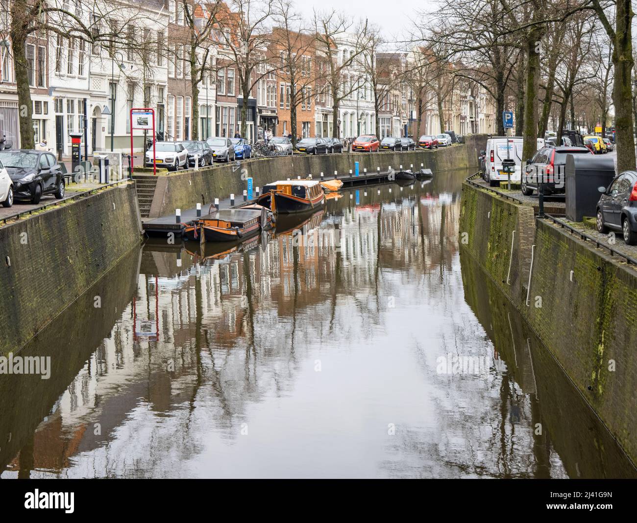 une scène typique en bord de canal à gouda hollande Banque D'Images