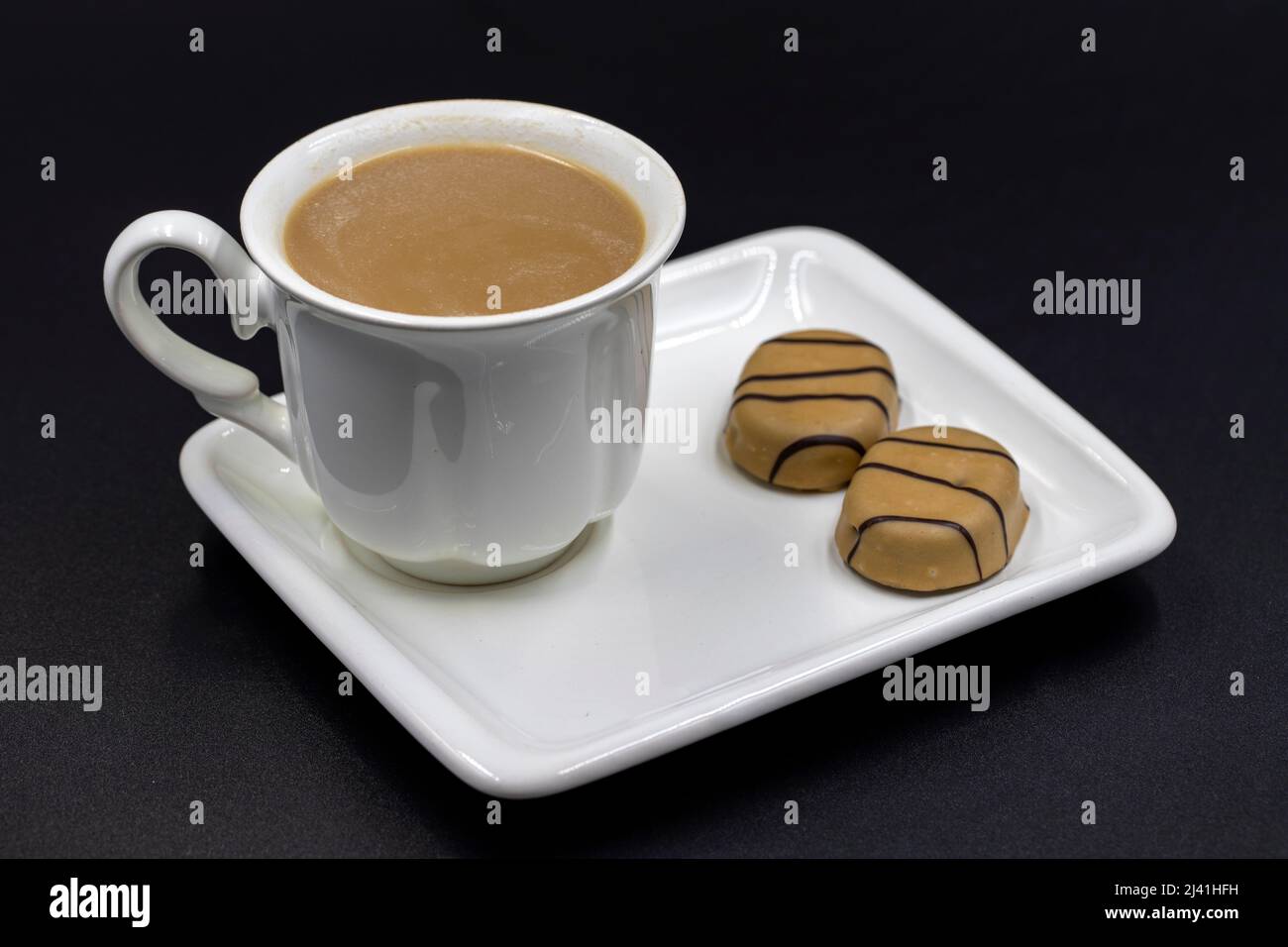 Tasse de café et de chocolat sur fond noir. Café du matin Banque D'Images