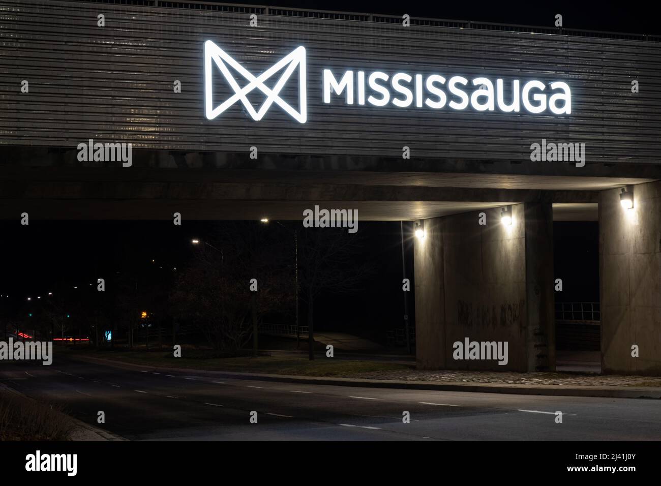 Le logo de la ville de Mississauga est visible sur un passage souterrain du centre-ville de Mississauga. Banque D'Images