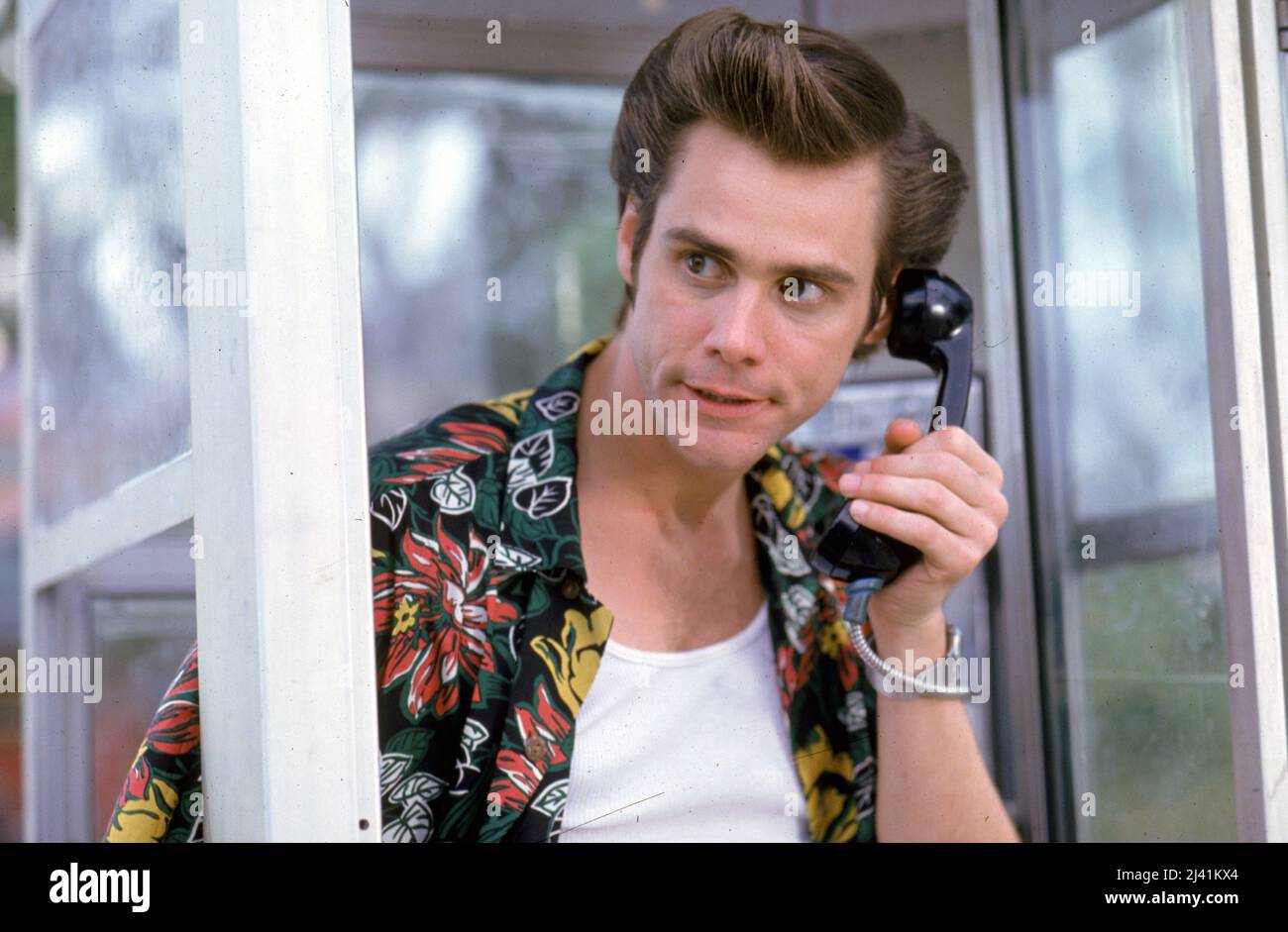 JIM CARREY dans ACE VENTURA: PET DETECTIVE (1994), dirigé par TOM SHADYAC. Copyright : usage éditorial uniquement. Aucune couverture de merchandising ou de livre. Il s'agit d'un document distribué publiquement. Droits d'accès uniquement, aucune licence de copyright fournie. Uniquement à reproduire en même temps que la promotion de ce film. Crédit: WARNER BROTHERS / Album Banque D'Images