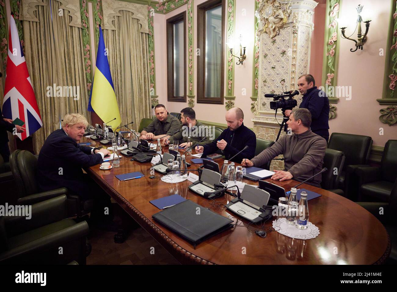 KIEV, UKRAINE - 09 avril 2022 - le Premier ministre britannique Boris Johnson rencontre le président ukrainien Volodymyr Zelensky lors d'une visite surprise à la guerre Banque D'Images