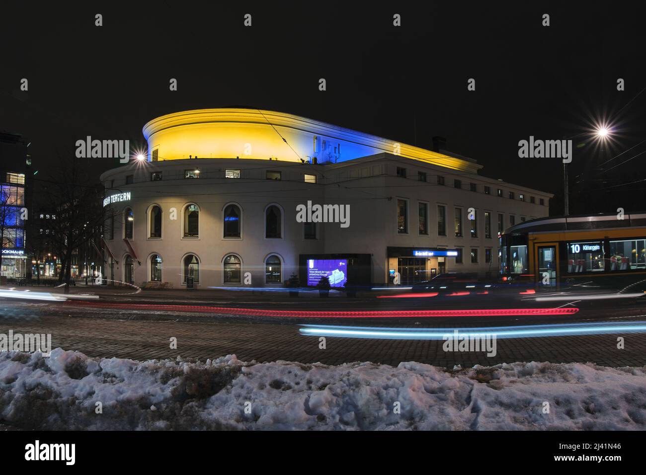 Les couleurs du drapeau ukrainien sur le théâtre suédois Banque D'Images
