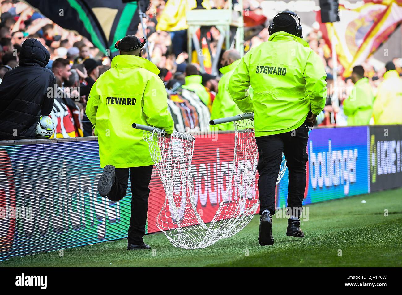 10 avril 2022, Lens, France: Les gardes de sécurité fournissent un filet de protection pour protéger les joueurs des projectiles pendant le championnat français Ligue 1 match de football entre RC Lens et OGC Nice le 10 avril 2022 au stade Bolaert-Delelis de Lens, France - photo Matthieu Mirville/DPPI/LiveMedia. (Credit image: © Matthieu Mirville/LPS via ZUMA Press) Banque D'Images