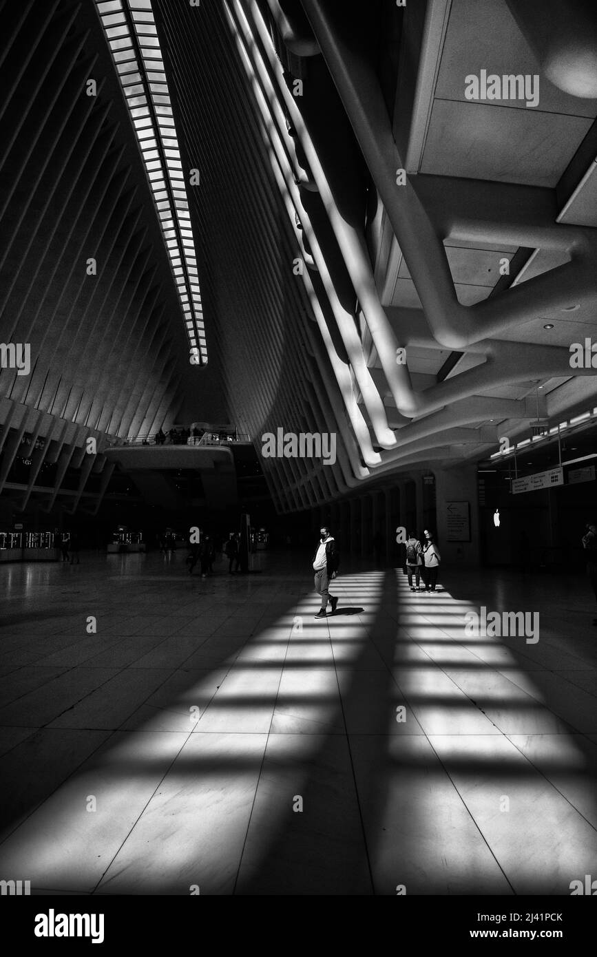 Ombres et lumière à l'intérieur du centre de transport du World Trade Center à Manhattan, New York, États-Unis Banque D'Images