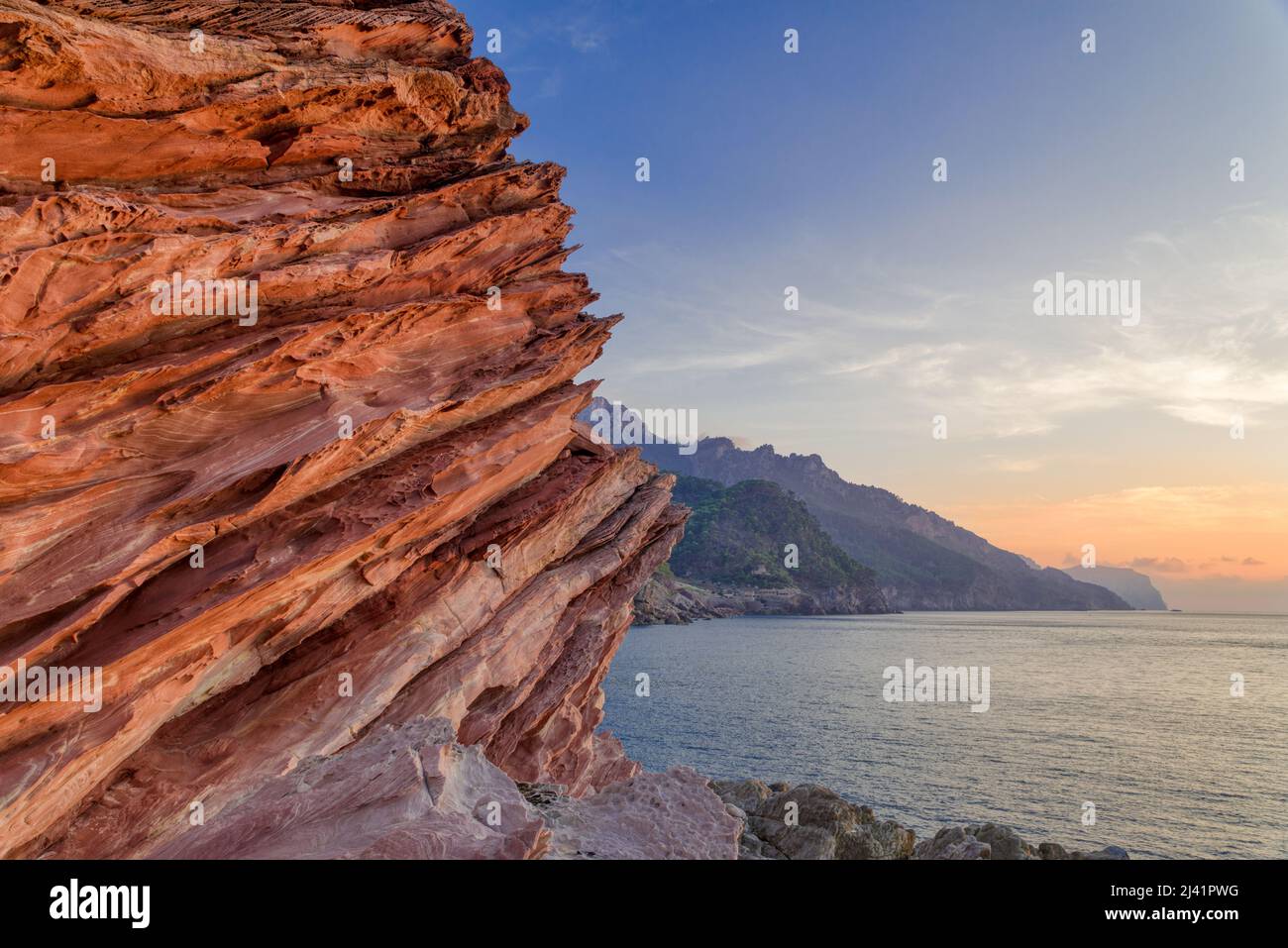 Les formes étranges de la roche dans Estellencs. Serra de Tramuntana en arrière-plan. Majorque, Iles Baléares, Espagne. Banque D'Images