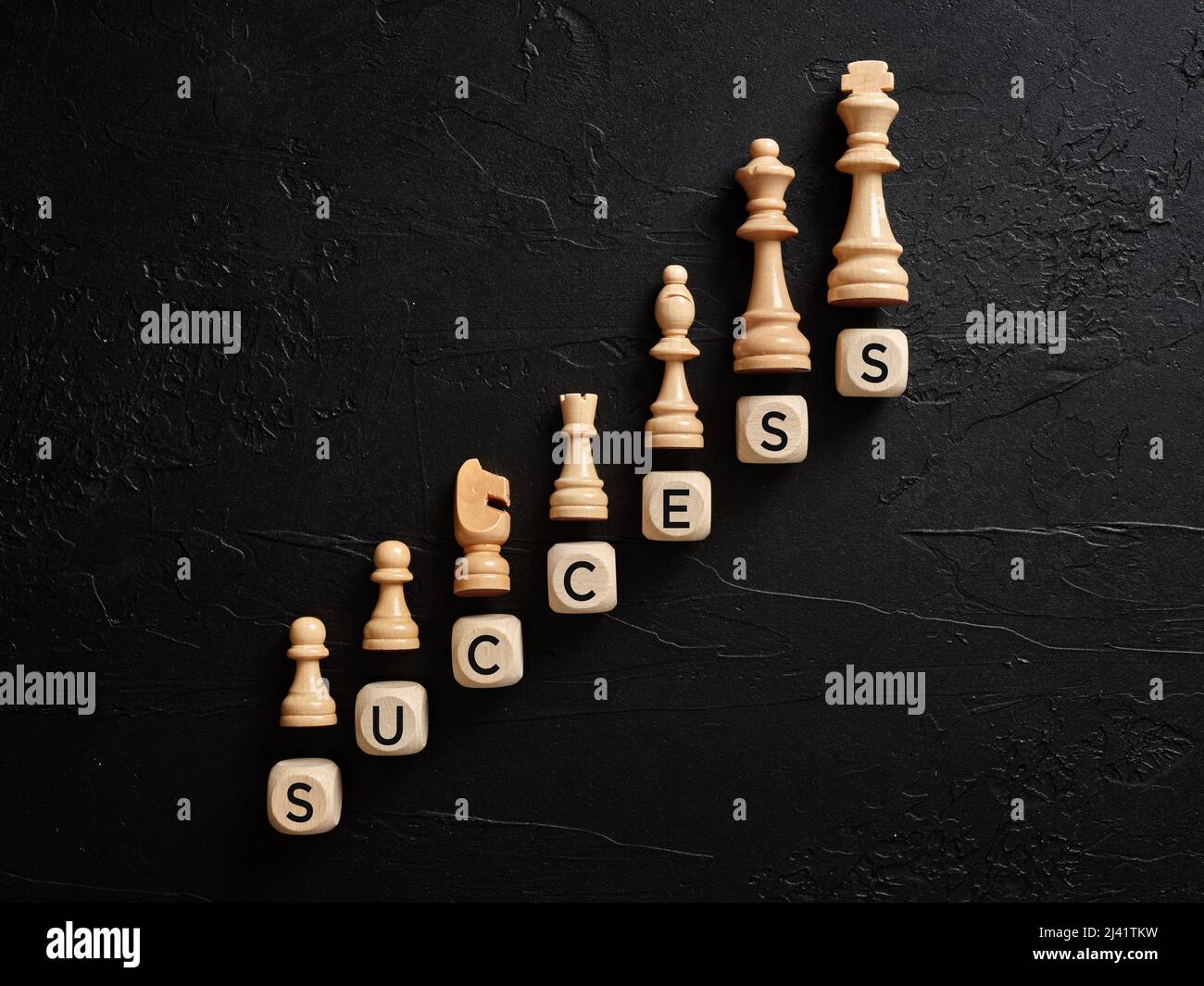 Le mot se développe sur des cubes en bois avec des pièces d'échecs. Développement d'affaires réussi ou concept d'avancement de carrière. Banque D'Images