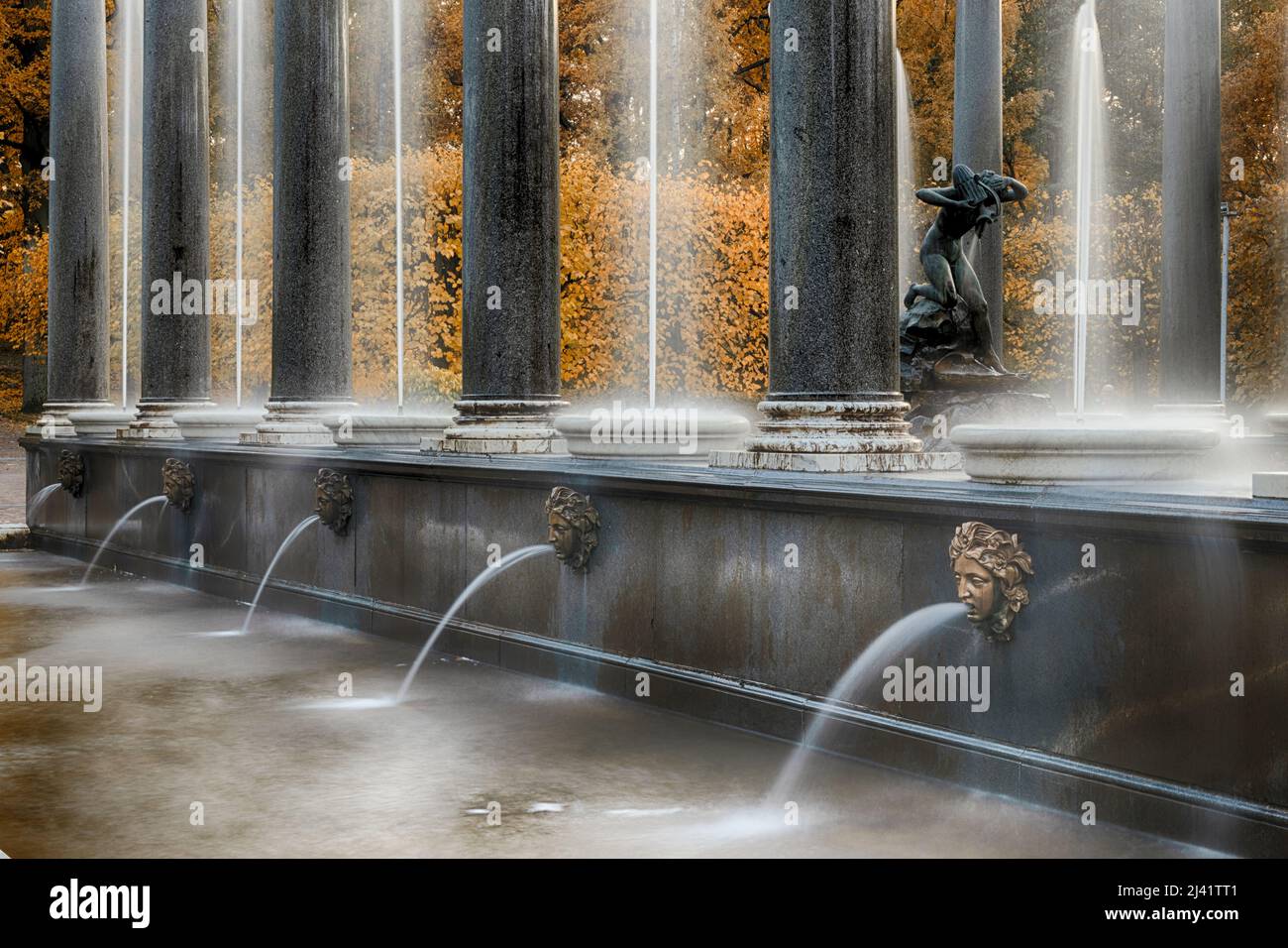 PETERHOF, ST. PETERSBOURG, RUSSIE - 02 OCTOBRE 2021 : cascade de la fontaine du lion avec des mascarons en été indien. Patrimoine mondial de l'UNESCO. Architecture o Banque D'Images