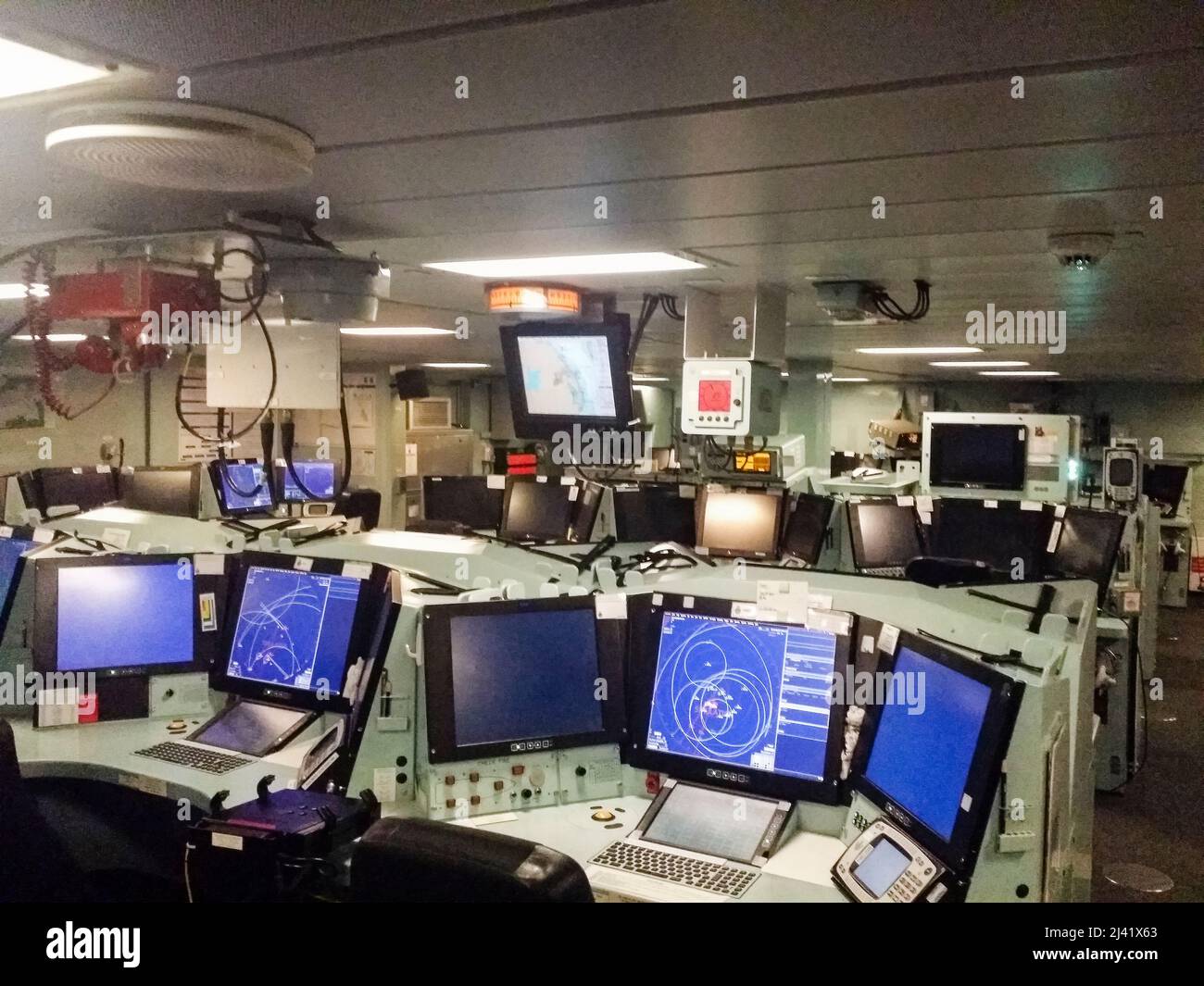 Royaume-Uni. 4th novembre 2016. Centre de commande au sein du navire de la Royal Navy HMS Duncan exécutant Windows XP. Banque D'Images
