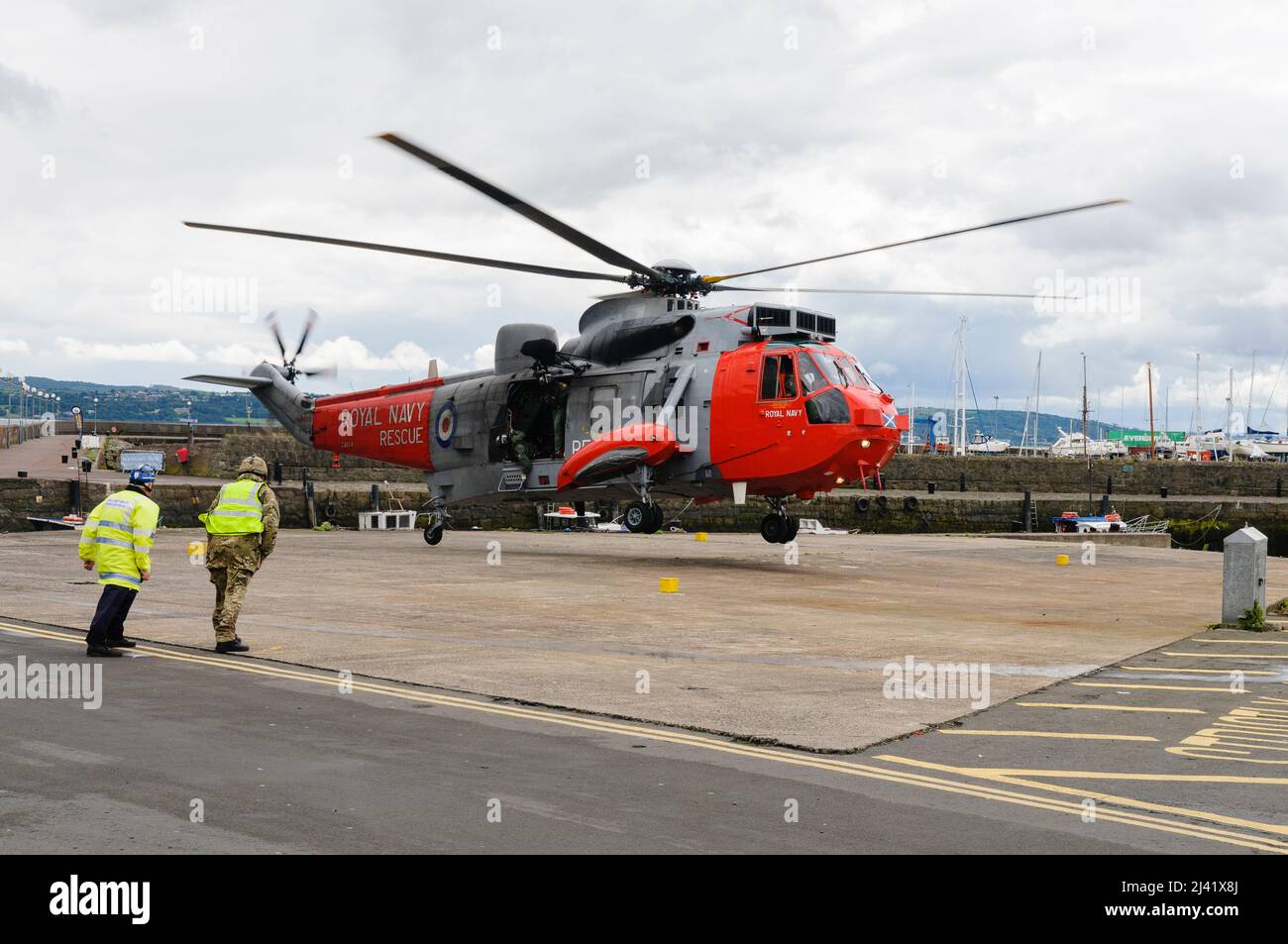 Carrickfergus, Irlande du Nord. 30th juin 2012. Hélicoptère Royal Navy Sea King sur le point d'atterrir Banque D'Images